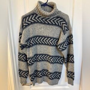 Architect Men’s Size Medium Gray & Navy Arrow Print Turtleneck Sweater